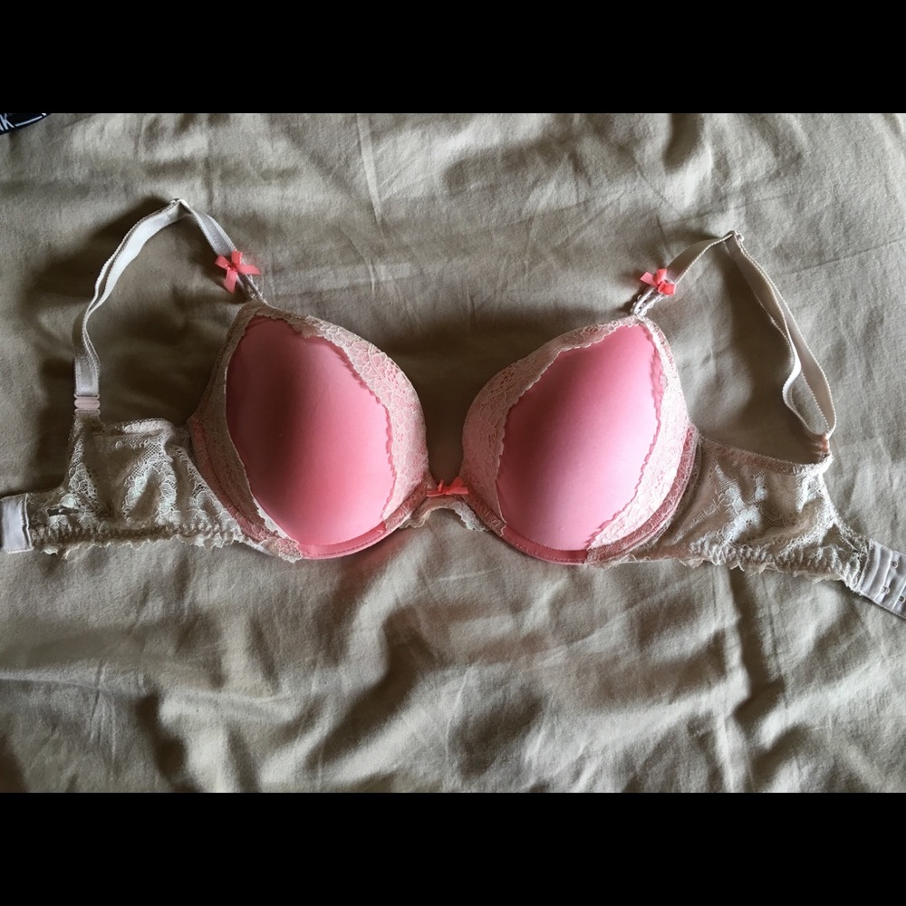 Light pink Victoria’s Secret push up bra 🌷